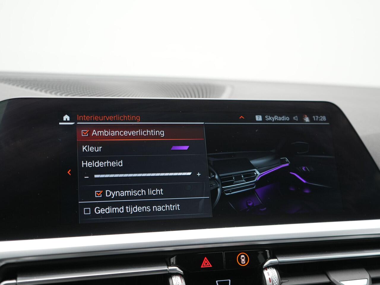 BMW 3-SERIE Touring 320i M Sport 184pk | Adaptive Cruise | Alcantara Sportstoelen Verwarmd | Apple Carplay | Sfeerverlichting | Virtual | Navigatie | DAB |