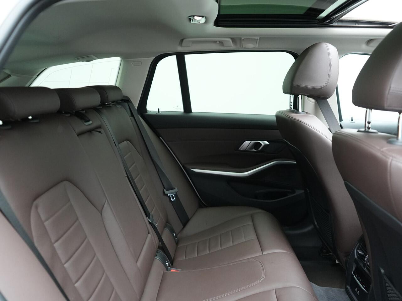 BMW 3-SERIE Touring 330e Plug In Hybrid 293pk Dealer O.H PHEV | Trekhaak Af Fabriek | Panodak | Head Up | Adaptive Cruise | Laser LED | Lederen Sportstoelen Memory & Verwarmd | Keyless | Blis | Apple Carplay | Stuur Verwarmd | Navigatie | DAB |