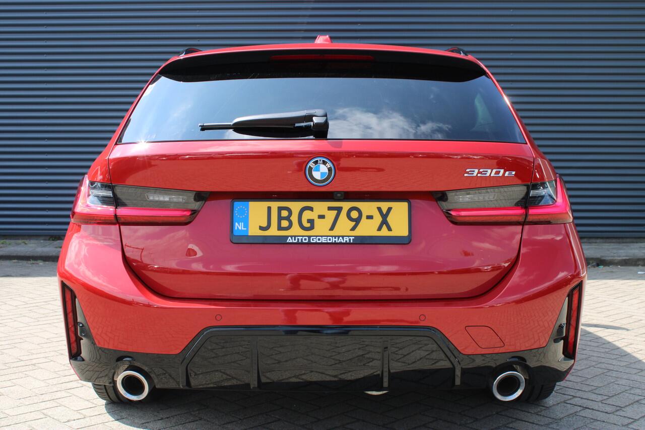 BMW 3-SERIE Touring 330e M-Sport Melbourne-Red Metallic Adaptive-Led Head-Up Harman-Kardon 360-Carmera Leer Elektr.-Trekhaak