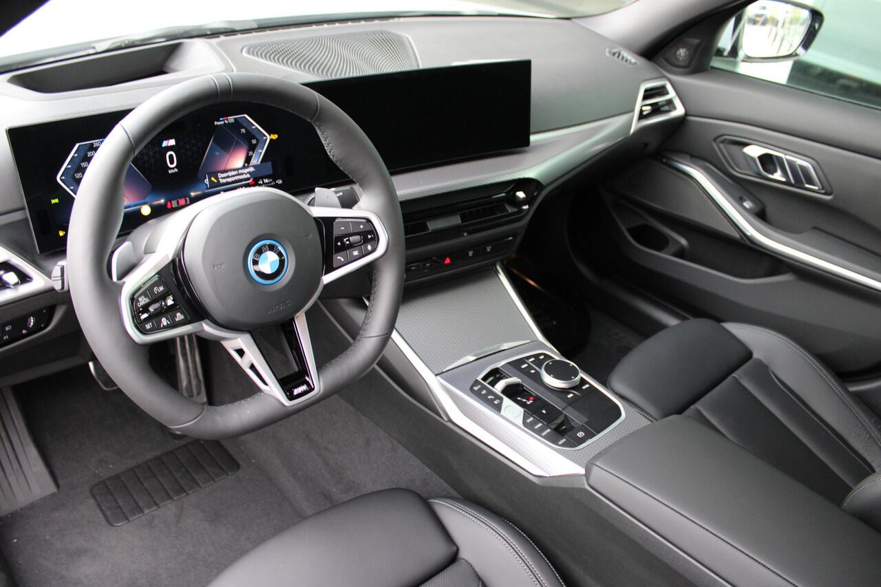 BMW 3-SERIE 330e High Executive M Sport Automaat / Schuif-kanteldak / Sportstoelen / Adaptieve LED / Parking Assistant Plus / Live Cockpit Professional / Stoelverwarming / Comfort Access