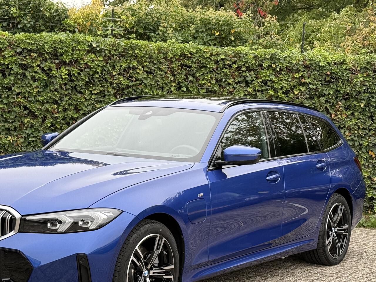 BMW 3-SERIE Touring 330e | NW Model | M-Sport | 18'' | Panorama | Camera | Elek. Trekhaak | HiFi