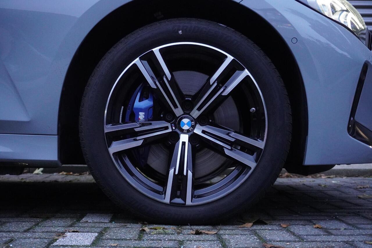 BMW 3-SERIE Touring 330e Xdrive M Sportpakket | Trekhaak met elektrisch wegklapbare kogel | Glazen panoramadak | HIFI System Harman Kardon | Comfort Access