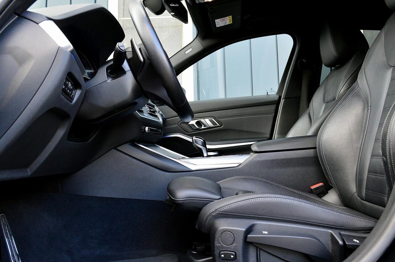 BMW 3-SERIE 320i M-Sport Business Edition Plus Rijklaarprijs-Garantie Leder Led Camera Navigatie 50 Jahre Edition