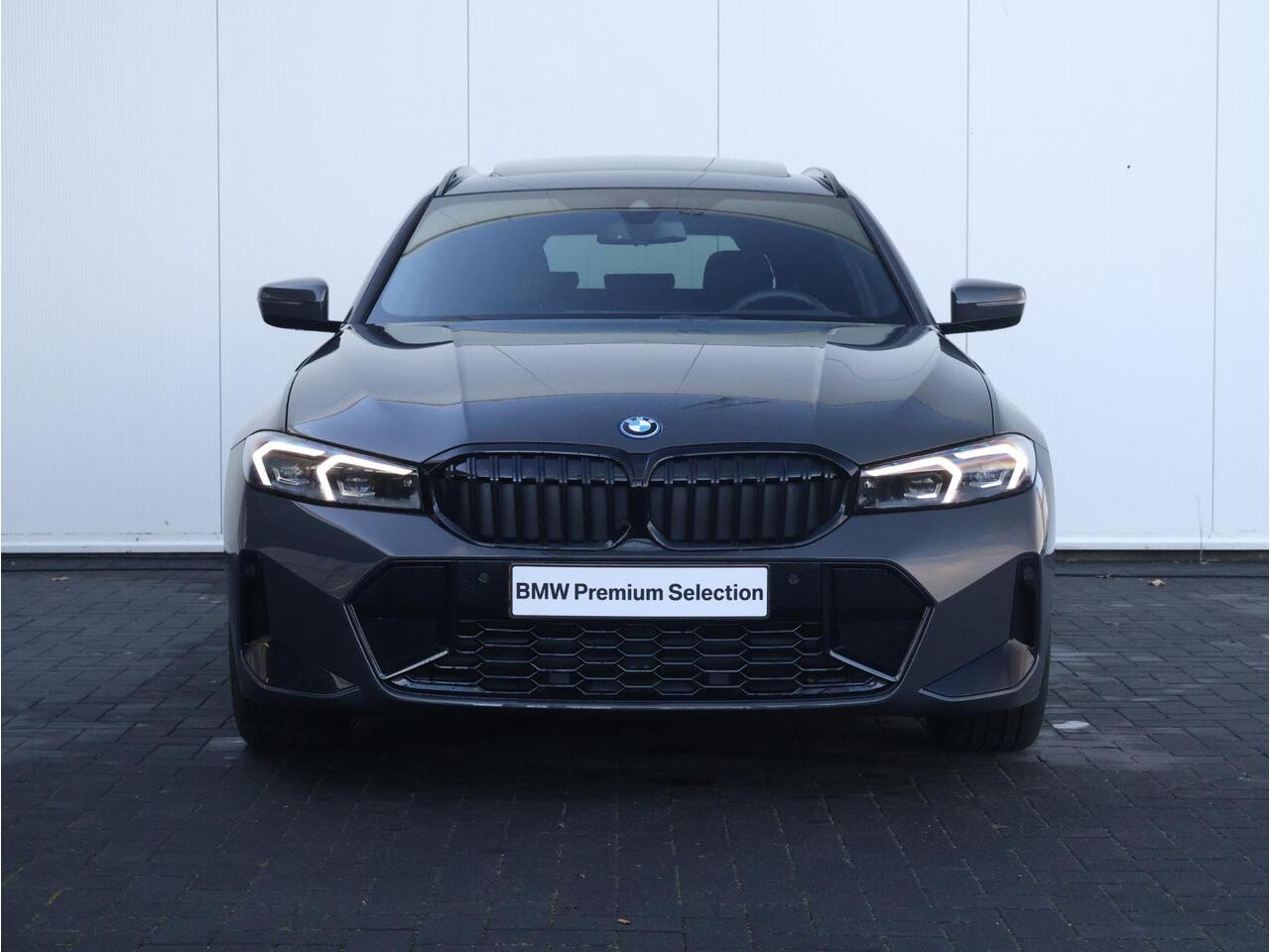 BMW 3-SERIE Touring 320e M Sportpakket Pro/ Stuurwielrand verwarmd/ Elektrische Trekhaak/ Achteruitrijcamera/ Panoramadak/ HiFi/ Stoelverwarming