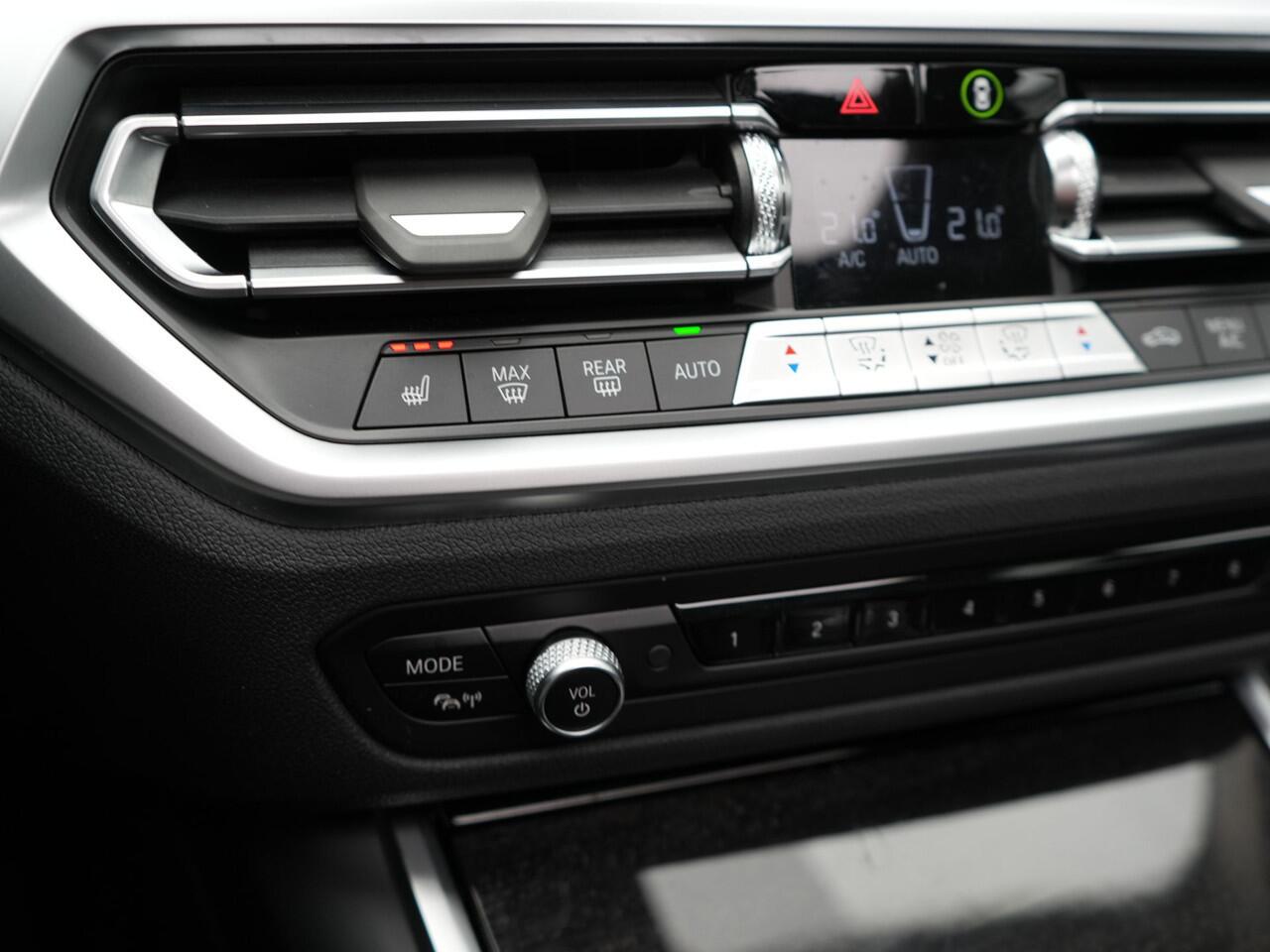 BMW 3-SERIE Touring 320e Sportline Plug In Hybrid 204pk Dealer O.H PHEV | Panodak | Lederen Sportstoelen Verwarmd | Apple Carplay | Sfeerverlichting | Navi Full Map | DAB |