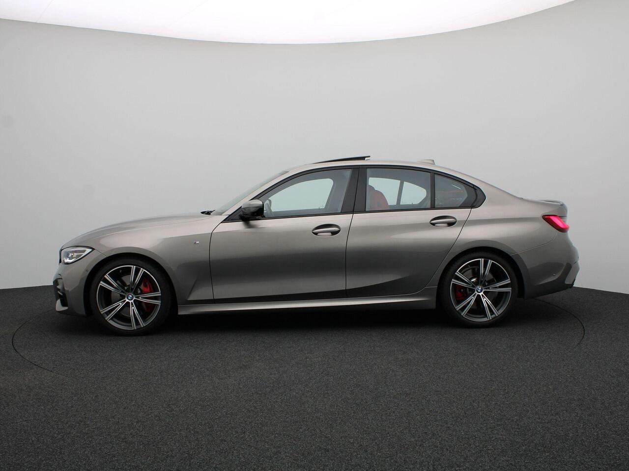 BMW 3-SERIE Sedan 330i High Executive | M Sportpakket | Audio Media Pack | Parking Pack | Safety Pack | BMW Personal CoPilot Pack | Trekhaak | Schuifdak | Elektrisch Verstelbare Voorstoelen | Driving Assistant Professional | Harman Kardon | 19''