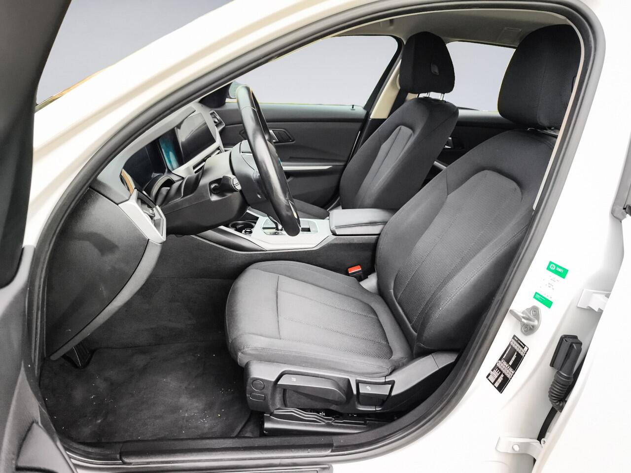 BMW 3-SERIE Touring 320i Business Edition 1e-Eig. & Dealer-Onderh. BOVAG-Garantie. NL-Auto.