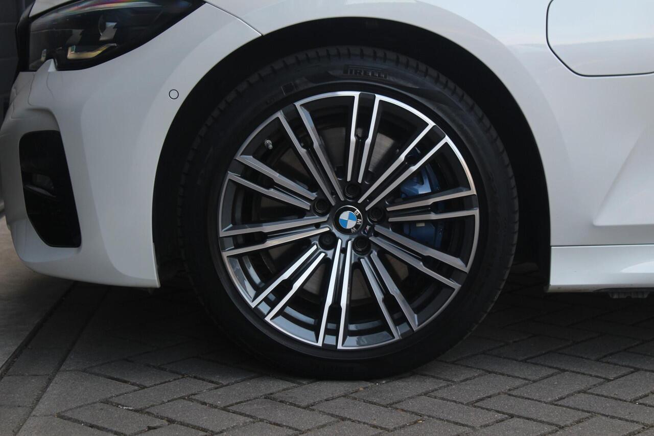 BMW 3-SERIE Touring 330e M Sport | 18" L.M.| Keyless | Camera | Elektrische Achterklep | Stoelverwarming | Mineral-weiss