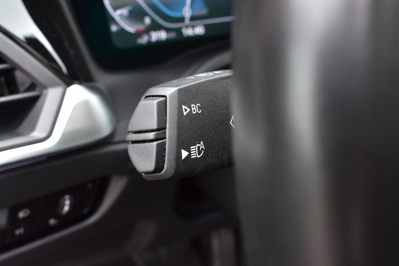 BMW 3-SERIE Touring 330e High Executive M-Pakket, Pano, Apple Carplay, Achteruitrijcamera, Carbon