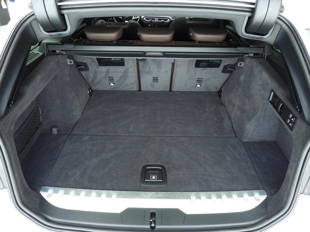 BMW 3-SERIE Touring 330e | M-Sportpakket | LED | Leder | HUD | Schuifdak | Elektr. zetels | Keyles go | DAB | Hifi speakers | Alu 19 inch