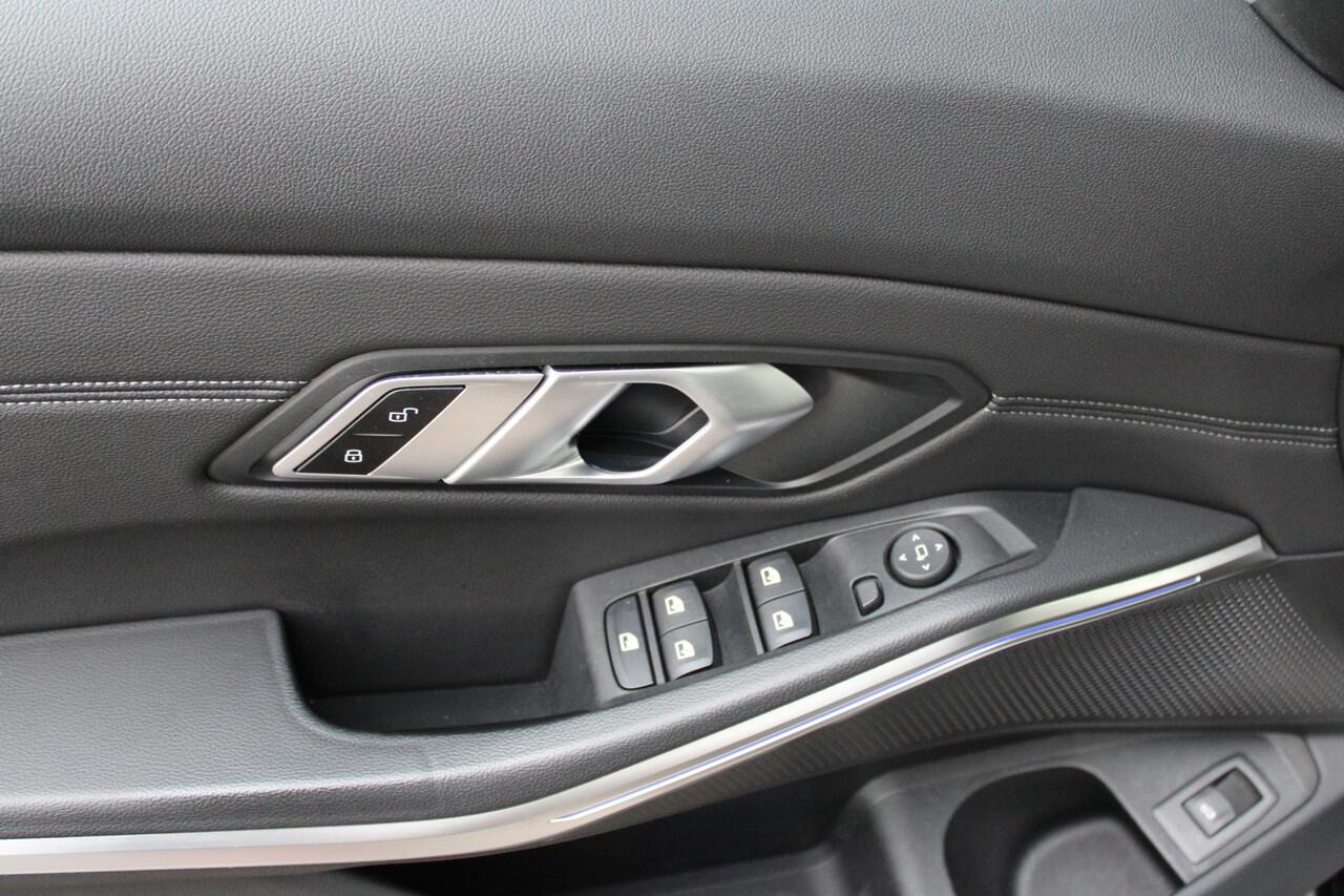 BMW 3-SERIE Touring 318i Executive Sport Line Automaat / Trekhaak / Sportstoelen / Comfort Access / Live Cockpit Professional / Stoelverwarming