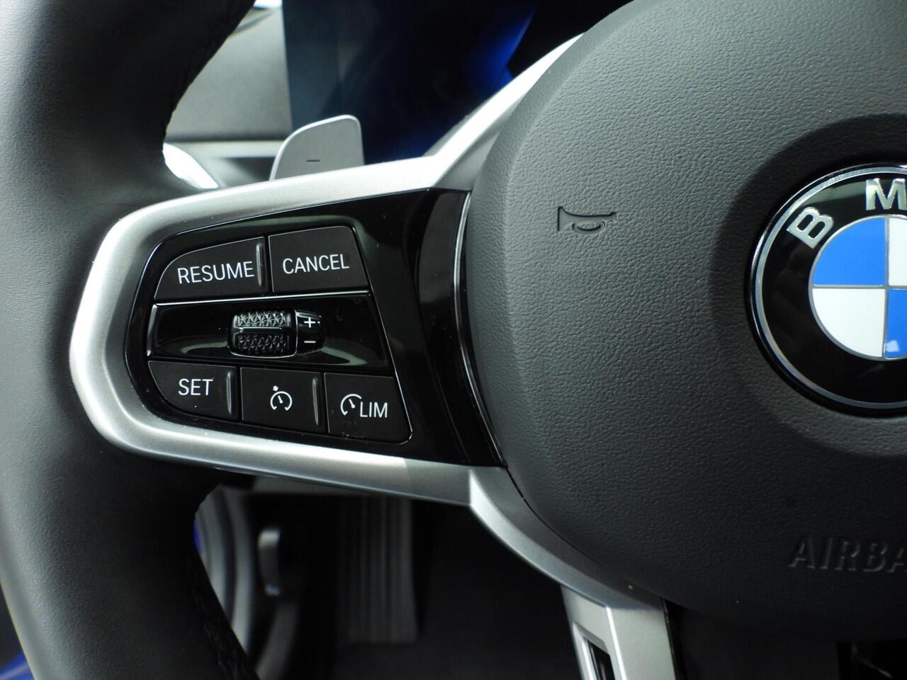 BMW 3-SERIE Touring 318i | M-Sportpakket | LED | Leder | Navigatie | Schuifdak | Trekhaak | Stoelverwarming | DAB | Alu 19 inch