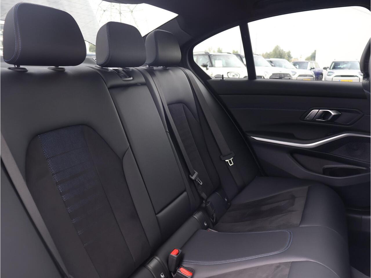 BMW 3-SERIE 320i M Sportpakket/ Schuifkanteldak/ Active Cruise Controle/ 19 inch