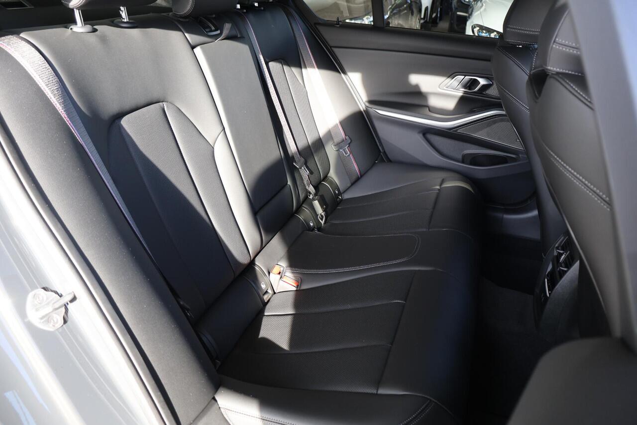 BMW 3-SERIE 330e M Sport Package Pro | Innovation Pack | Comfort Pack