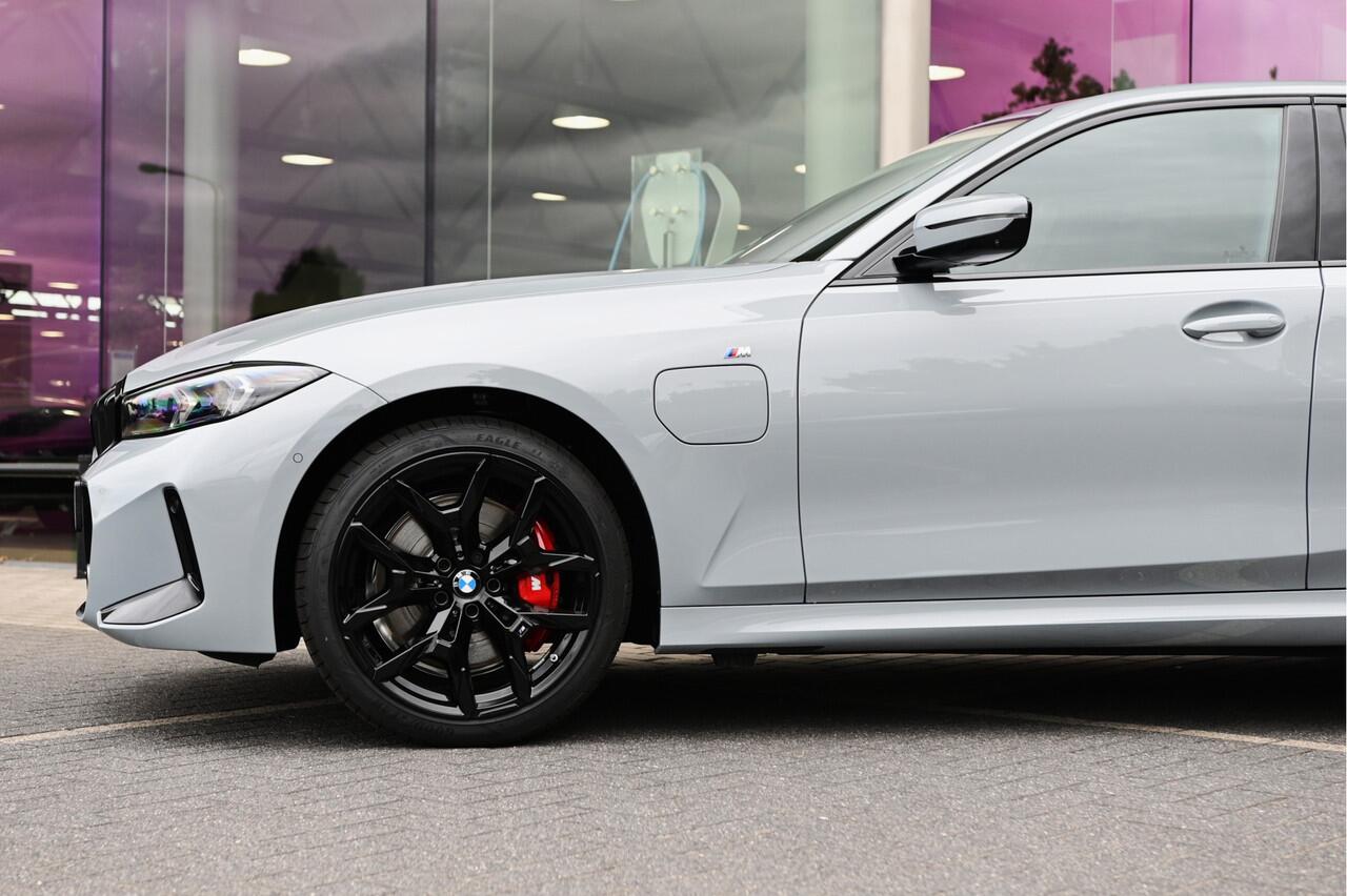 BMW 3-SERIE 330e High Executive M Sport Automaat / Schuif-kanteldak / Sportstoelen / Adaptieve LED / Comfort Access / Parking Assistant Plus / Stuurverwarming