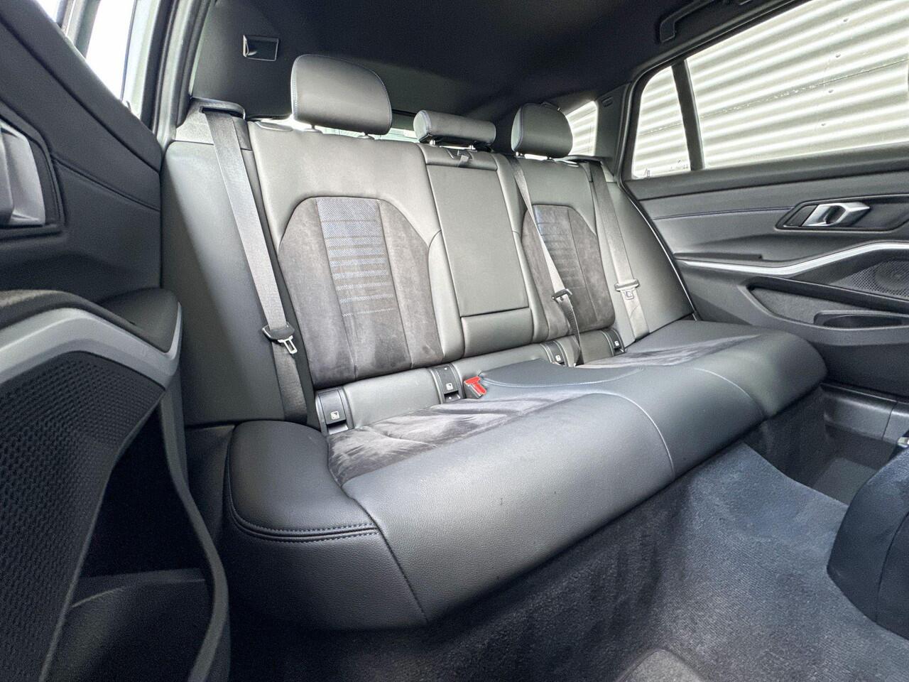 BMW 3-SERIE Touring 318i M Sportpakket / 18 inch / Trekhaak / Achteruitrijcamera