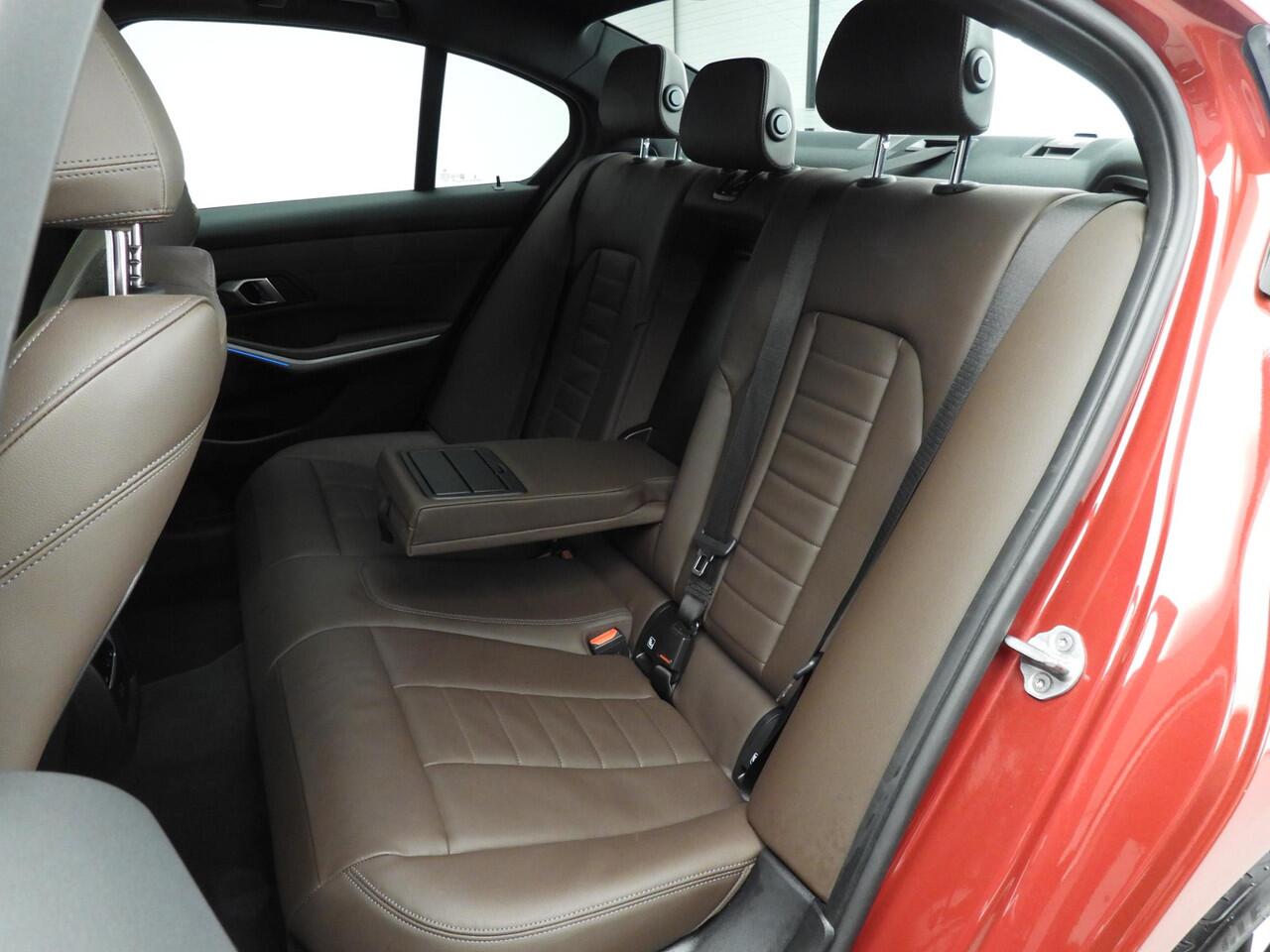 BMW 3-SERIE Sedan 330e | M-Sportpakket | LED | Leder | Navigatie | Trekhaak | Schuifdak | Stoelverwarming | DAB | Alu 19 inch