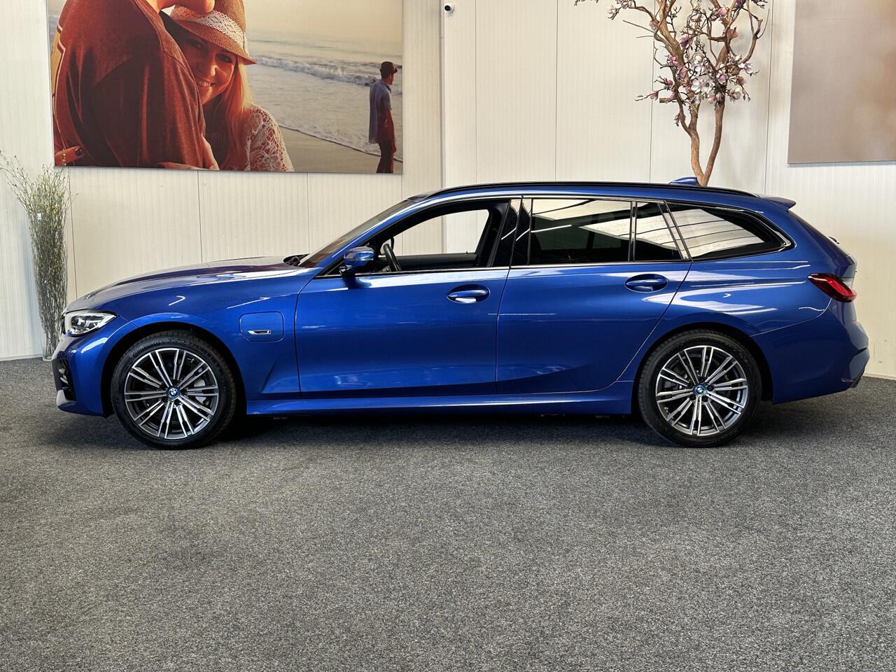 BMW 3-SERIE TOURING 330e XDRIVE 4x4 PHEV HIGH EXECUTIVE M PAKKET LEDER/ALCANTARA NAVIGATIE CRUISE CONTROL PANORAMA SCHUIF/KANTELDAK APPLE CARPLAY/ANDROID KEYLESS GO UITKLAPBARE TREKHAAK PDC ZEER MOOI !! 3010