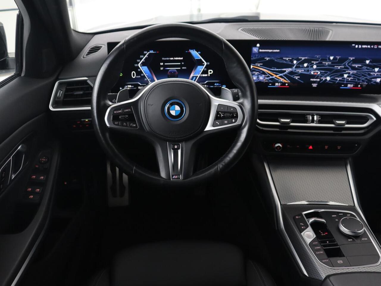 BMW 3-SERIE 330e M Sport | Leder | Trekhaak | Stoel & stuurverwarming | Carplay | Sportstoelen | Navigatie | Full LED | Park Assist | Live Cockpit | PHEV | Plug In