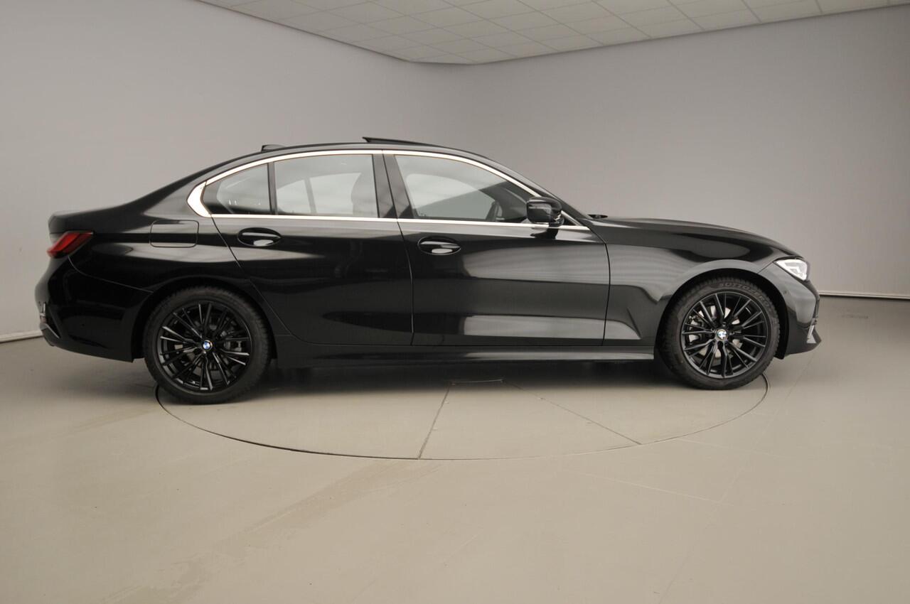 BMW 3-SERIE Sedan 320i | LED | Navigatie | Schuifdak | Sportstoelen | Clima | PDC | DAB | Alu 18 inch
