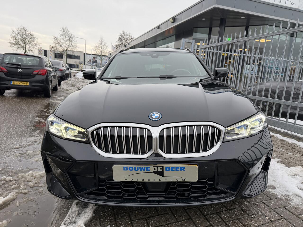 BMW 3-SERIE Touring 330e xDrive M Sport Pano-Dak | Adapt. Cruise | M-Stoelen | HUD | Stoelverw.