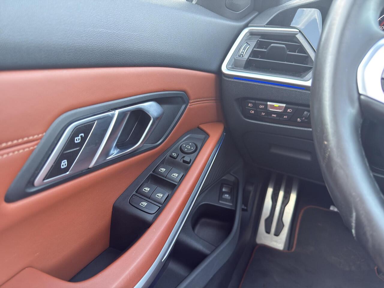 BMW 3-SERIE Touring 330i xDrive | M Sport | Pano | Leder | Sfeerverl. | Shadow Line | Camera |