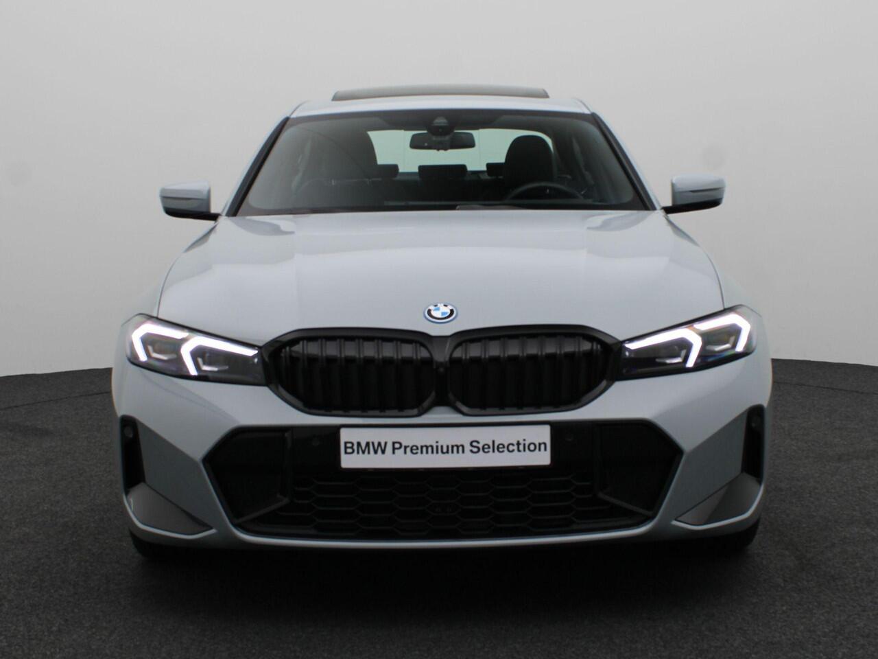 BMW 3-SERIE Sedan 330e M Sportpakket Pro | Innovation Pack | Comfort Pack | Trekhaak | Schuifdak | Driving Assistant | Parking Assistant Plus | 19''