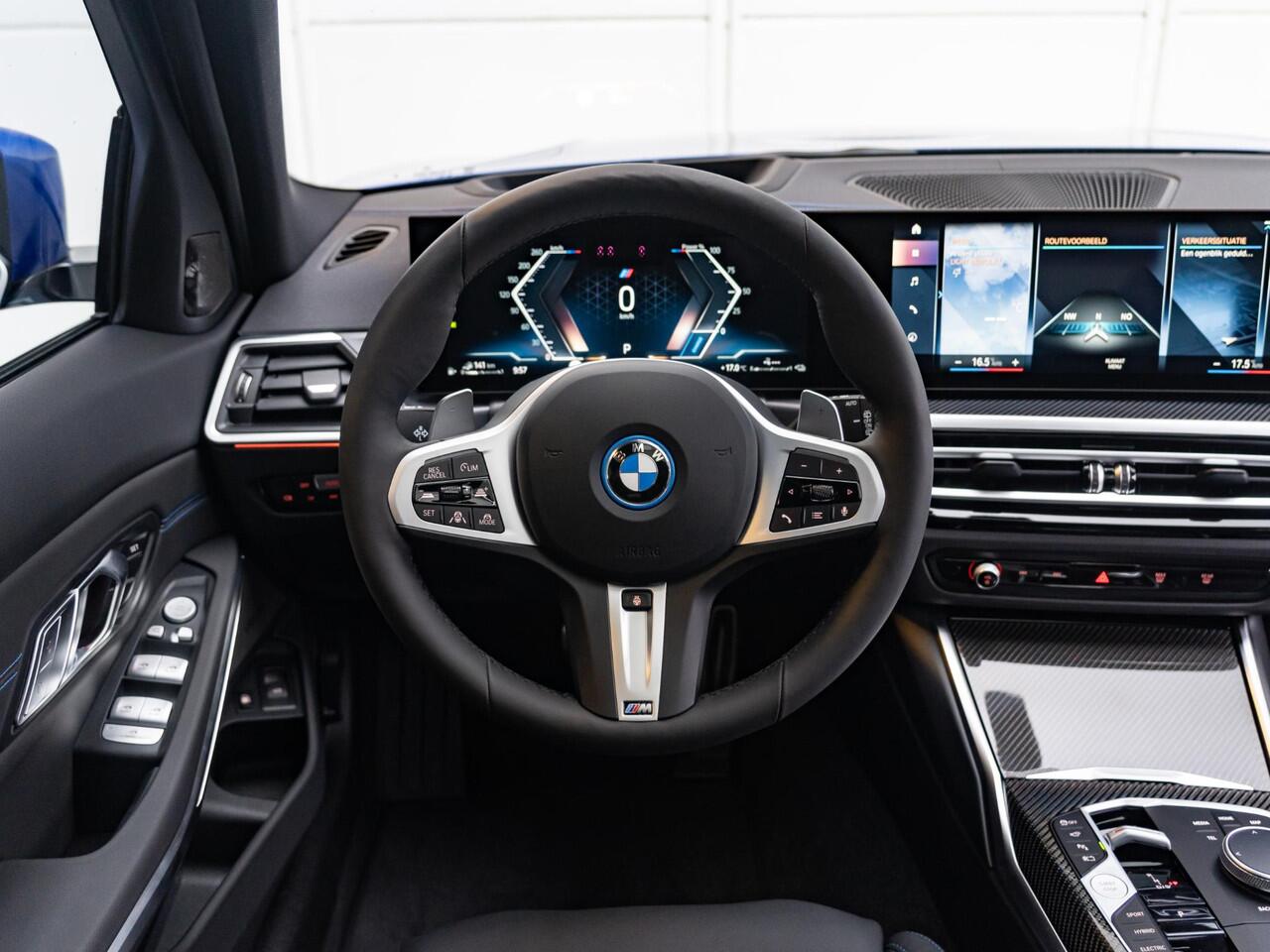 BMW 3-SERIE Touring 330e xDrive M Sport Pro | Trekhaak / Panoramadak / Elektrische Stoelen met Geheugen / Harman Kardon / Driving Assistant Professional