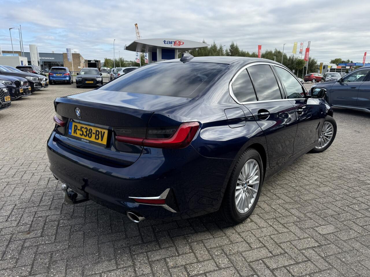 BMW 3-SERIE 318i 156 PK Luxury Line Leder Wegklapbare Trekhaak LED HiFi pakket PDC