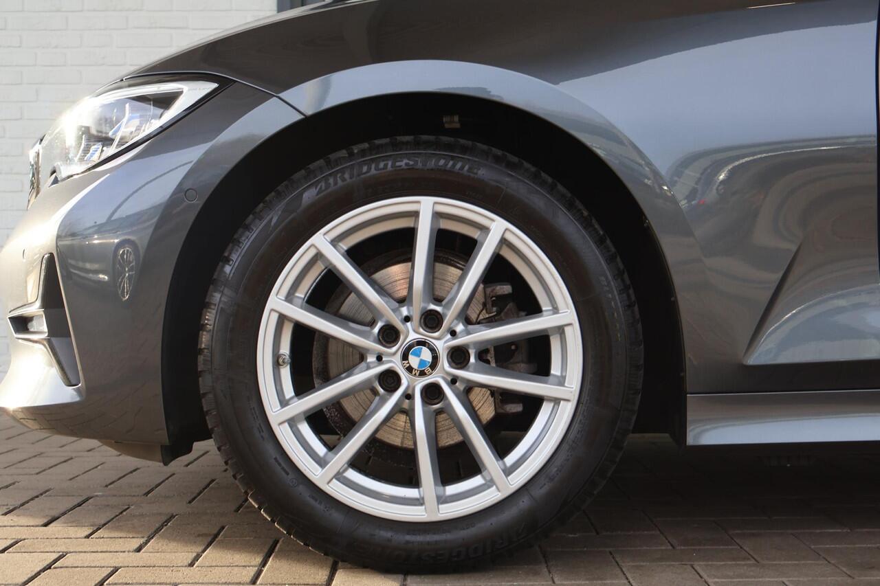 BMW 3-SERIE 318i Business Edition Plus | Parking Pack | Voorstoelen Verwarmd | Apple Carplay
