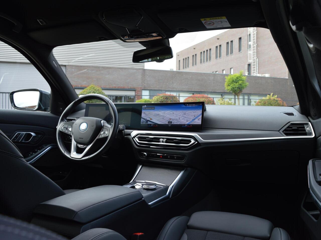 BMW 3-SERIE Touring 330e xDrive Touring | Individual