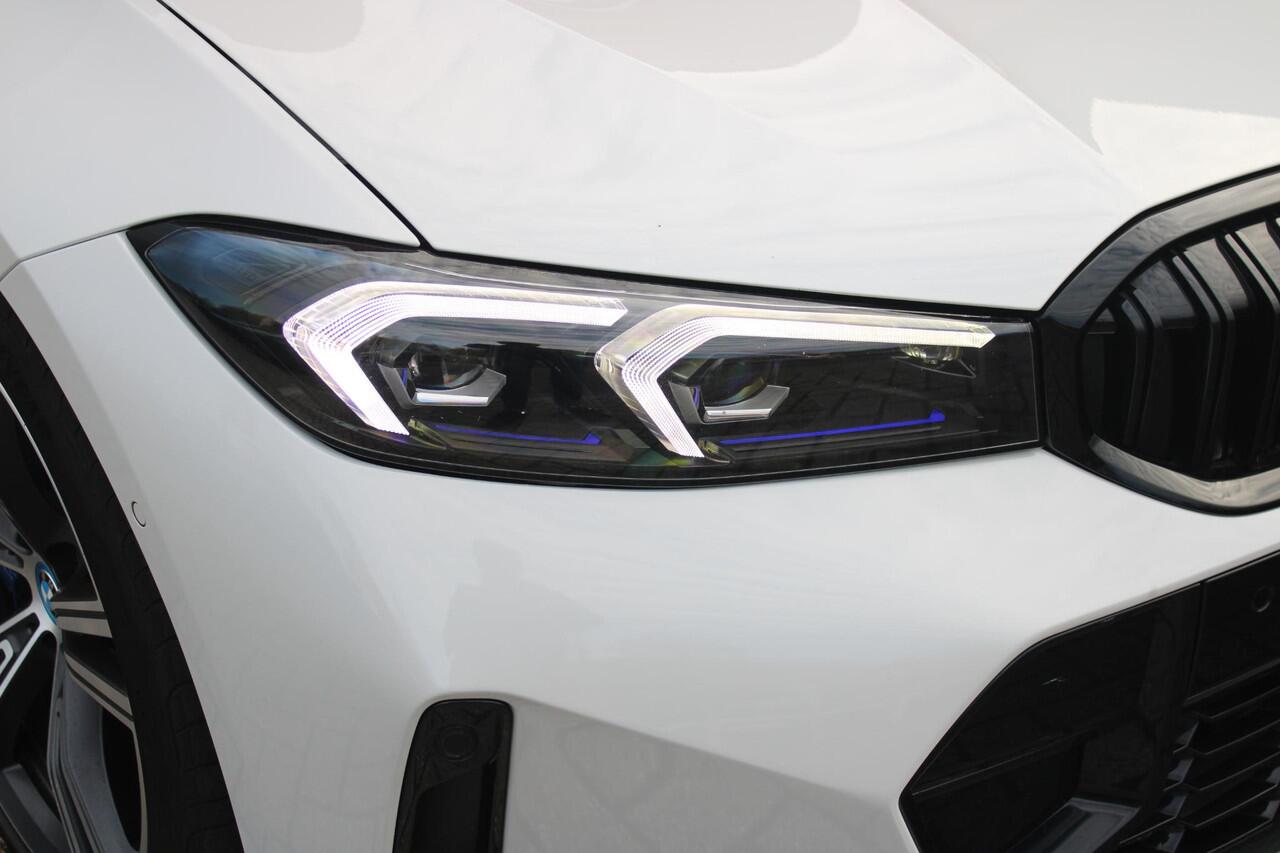 BMW 3-SERIE Touring 330e 292PK M-SPORT | PANORAMISCH SCHUIF/KANTEL DAK | M-SPORT PRO-PAKKET | M-SPORT REMMEN UITGEVOERD IN DONKERBLAUW MET M LOGO | BMW LIVE COCKPIT PROFESSIONAL | CURVED DISPLAY |DRIVING ASSISTANT INCL. HEAD-UP DISPLAY | PARKING ASSIST INCL. ACHTERUI