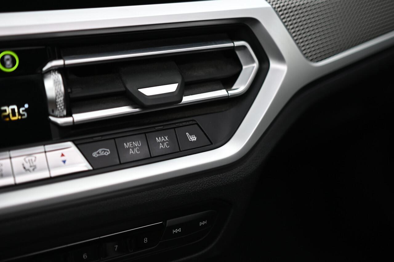 BMW 3-SERIE Touring M340i xDrive Automaat / Panoramadak / Trekhaak / Sportstoelen / Laserlight / M Adaptief onderstel / Comfort Access / Gesture Control / Stoelverwarming / Head-Up