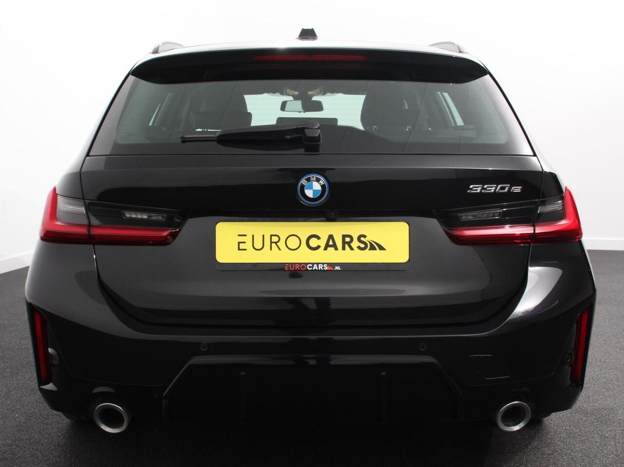 BMW 3-SERIE Touring 330e Touring M Sport PHEV | DEMO ! | Navigatie Climate Control Lichtmetalen velgen LED Virtual Cockpit Parkeersensoren Voor en Achter Achteruitrijcamera Apple carplay/ Andriod auto Stoelverwarming Stuur verwarming Elektrische achterklep Prijs Incl