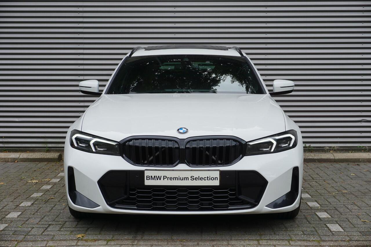 BMW 3-SERIE Touring 330i M Sportpakket Pro | Travel Pack | Glazen panoramadak | 19 inch LM Dubbelspaak | Extra getint glas | M Sportremsysteem Rot