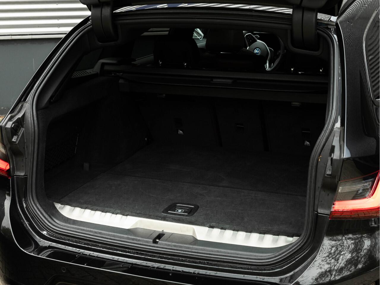 BMW 3-SERIE Touring 330e M-Sport - Pano - LCI 2 - ACC - Trekhaak - Widescreen - Hifi