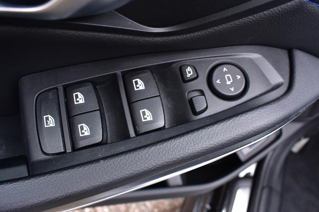 BMW 3-SERIE Touring 330e High Executive M-Pakket, Pano, Apple Carplay, Achteruitrijcamera, Carbon