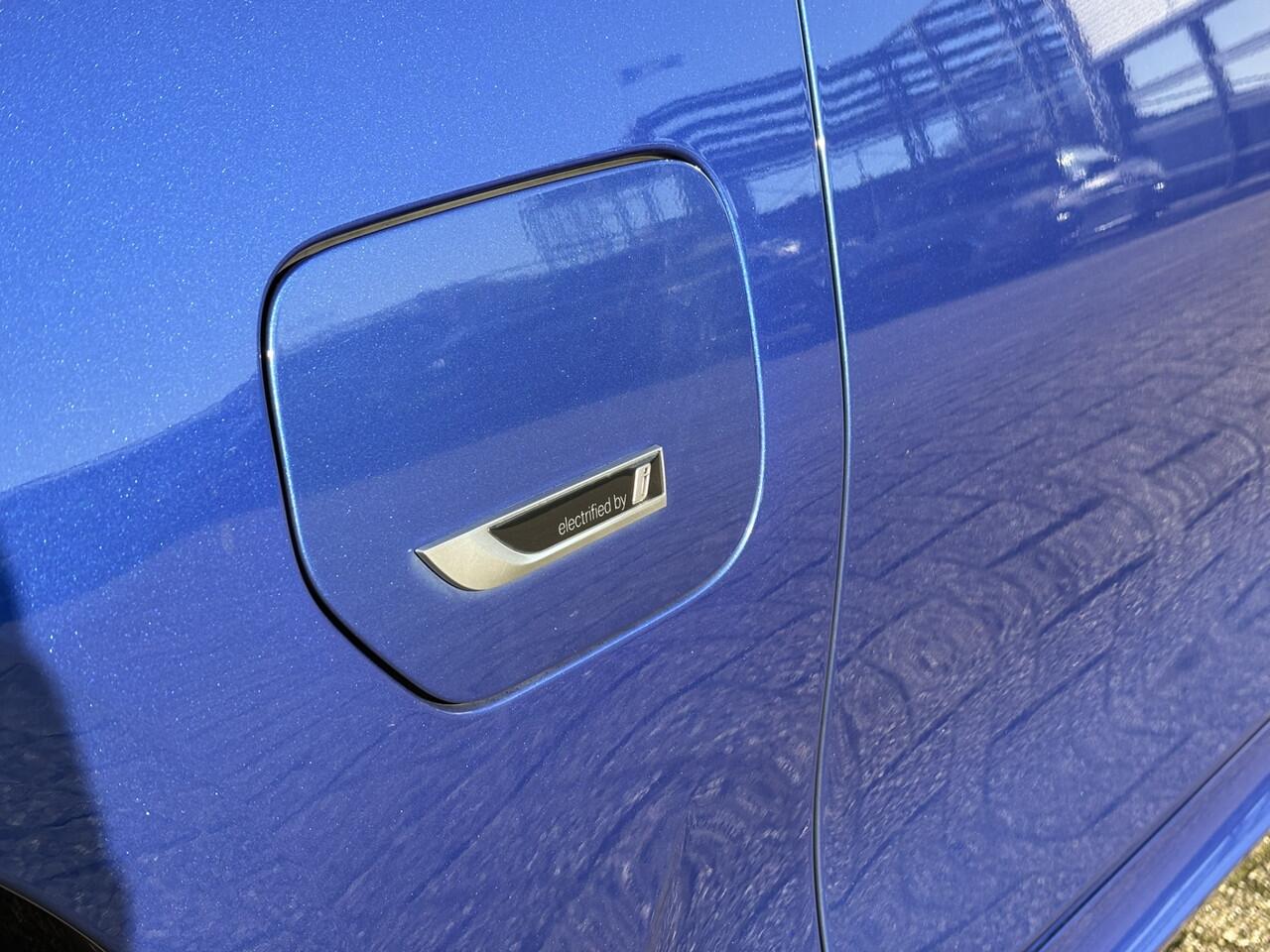 BMW 3-SERIE Touring /320e Business Edition Plus M Sport Pakket / Portimao Blau / Stoel & Stuurverwarming / Wegklapbare Trekhaak /