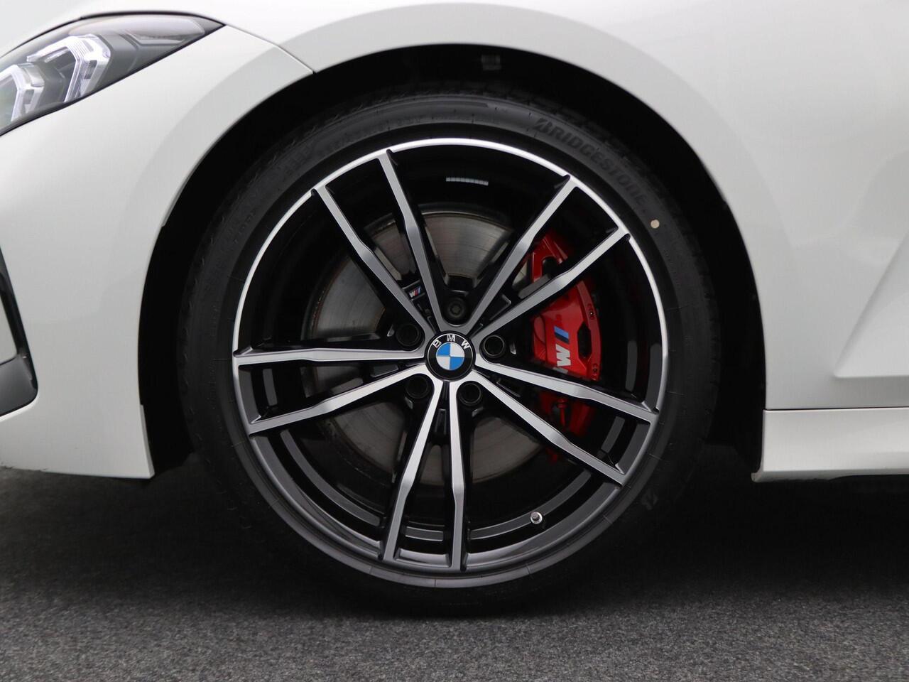 BMW 3-SERIE Touring 330i M Sportpakket Pro | Panoramadak | HIFI | Curved Display | 19"