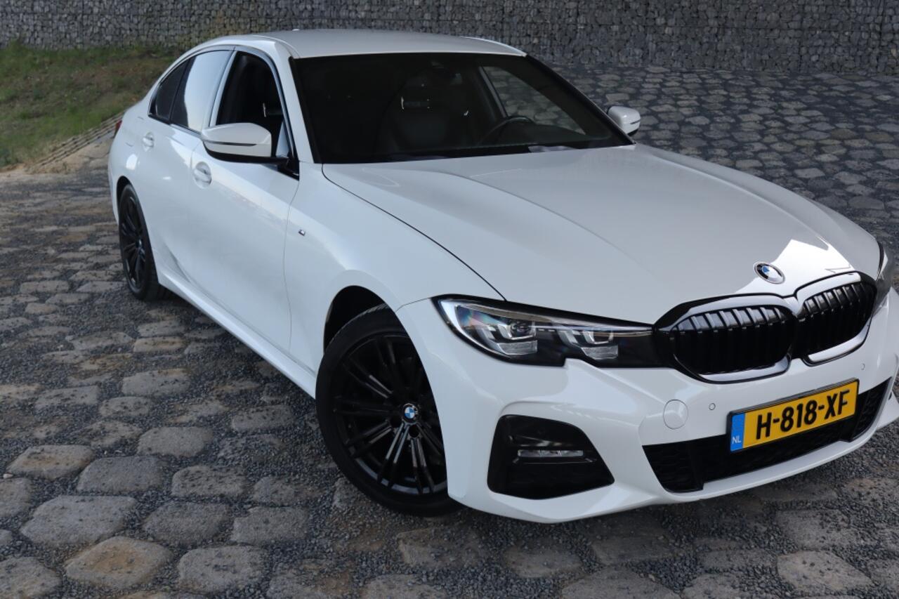BMW 3-SERIE 320i M Sport I Geen Import I Sfeerverlichting I Alcantara