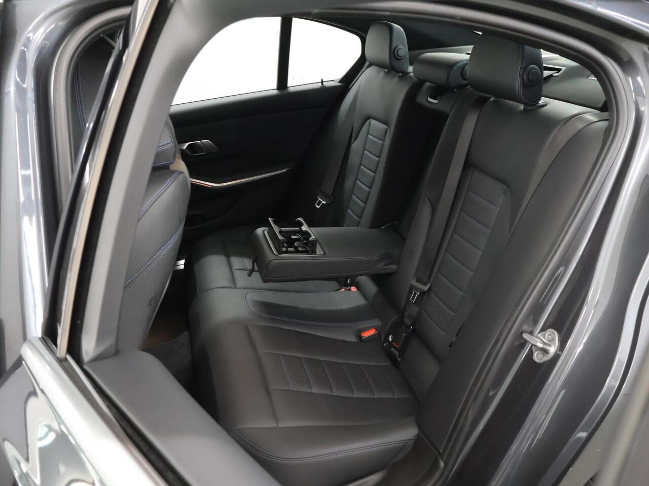 BMW 3-SERIE 320i Business Edition M-Sport Plus | Trekhaak | Leder | Parkeercamera | Head-Up | Stoelverwarming | Keyless Go |