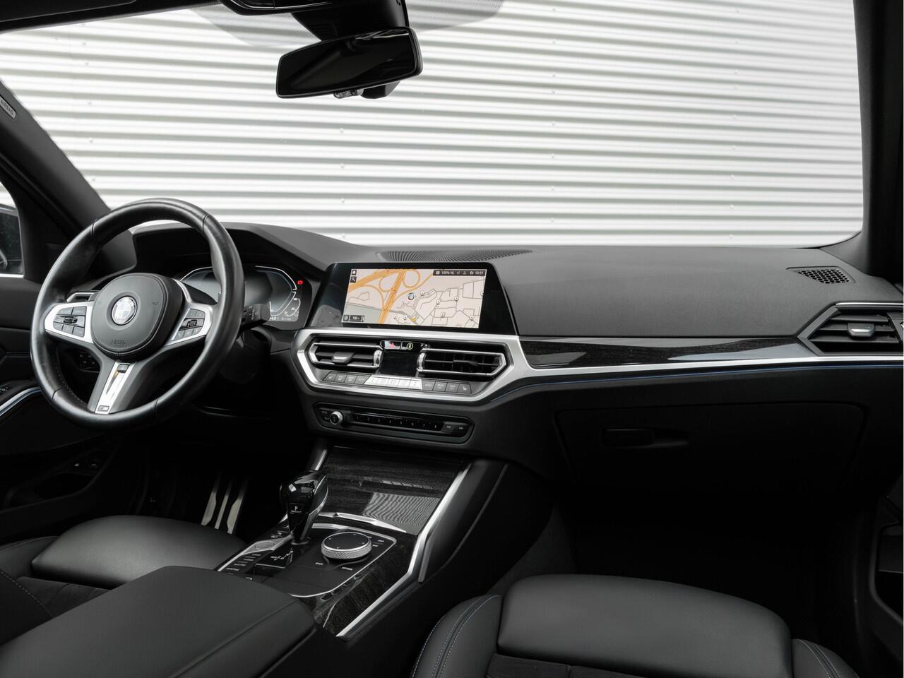 BMW 3-SERIE Touring 330e M-Sport - Pano - Trekhaak - Harman Kardon - Lasers - Head-Up