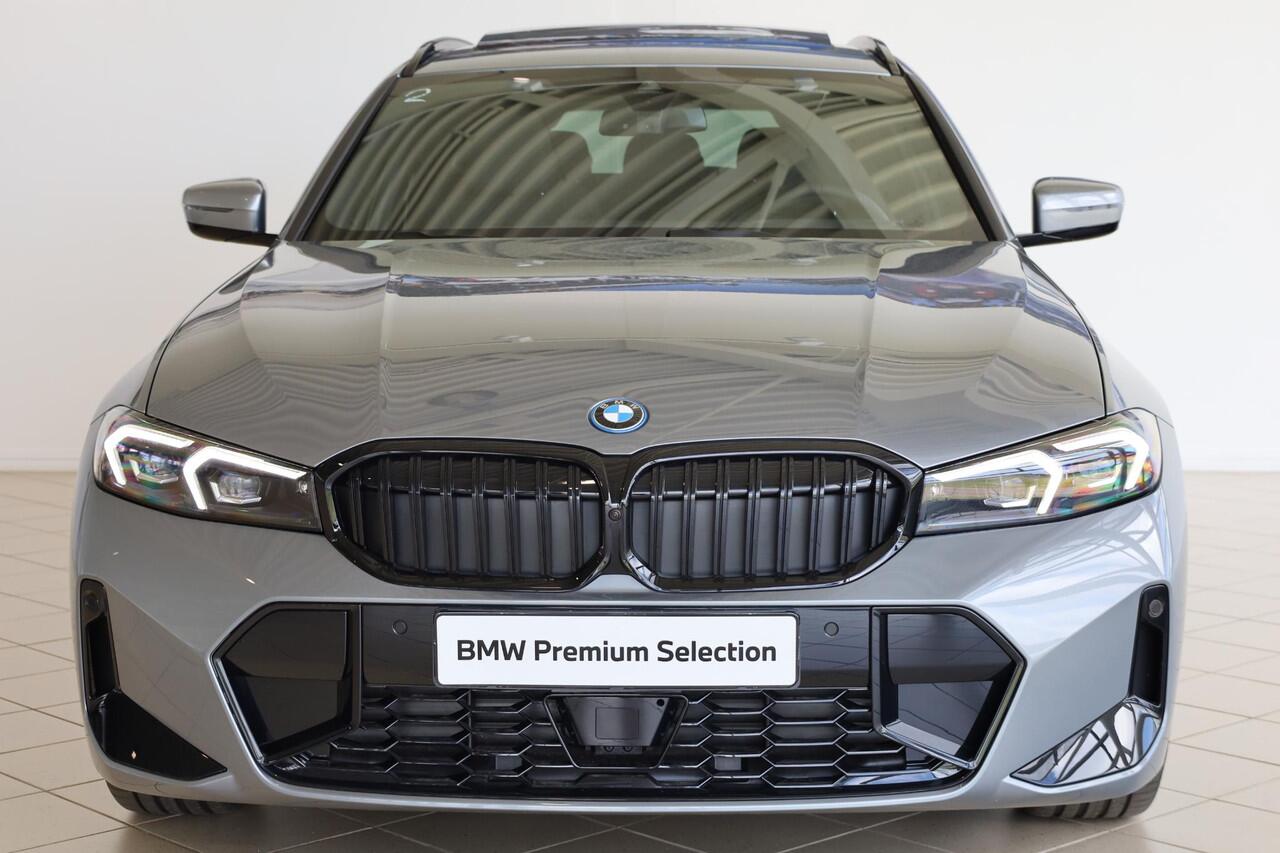 BMW 3-SERIE Touring 330e M Sportpakket Pro | Panoramadak | Active Cruise Control | Elektr. Trekhaak