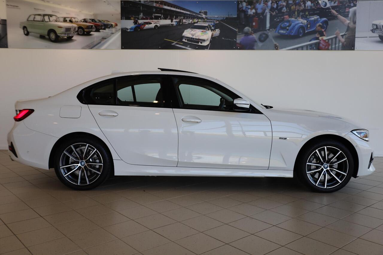 BMW 3-SERIE Sedan 330e xDrive | koplampen adaptief | High Executive | Head-up display | Schuif-kantel dak | Elektr stoelen met geheugen |