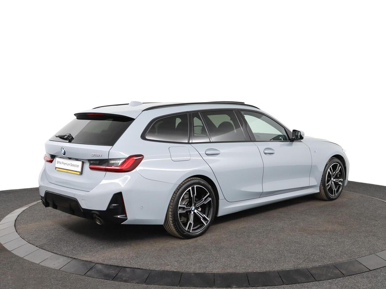 BMW 3-SERIE Touring 318i | M Sportpakket | Comfort Pack | Trekhaak | Verwarmde Voorstoelen | Achteruitrijcamera | Glazen Panoramadak |