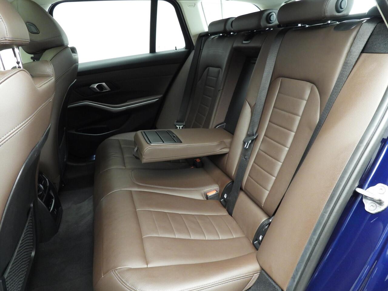 BMW 3-SERIE Touring 330e | Laserlicht | Leder | Navigatie | Schuifdak | Sportstoelen | Chrome line | DAB | Hifi speakers | Alu 18 inch