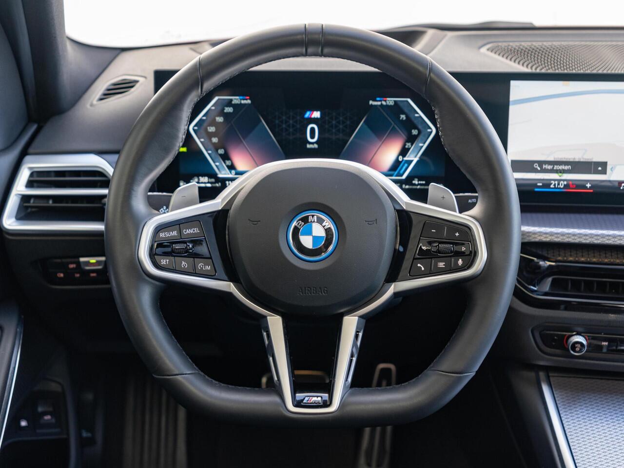 BMW 3-SERIE Sedan 330e | M Sportpakket Pro | Innovation Pack | Comfort Access | Schuif-/kanteldak | Stoelverwarming | Trekhaak