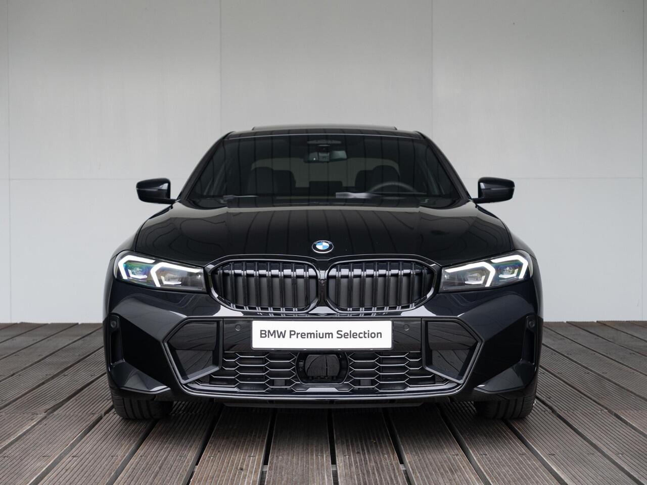 BMW 3-SERIE Sedan 330e | M Sportpakket Pro | Innovation Pack | Verwarmd Stuurwiel | Comfort Access | Schuif-/kanteldak | Trekhaak