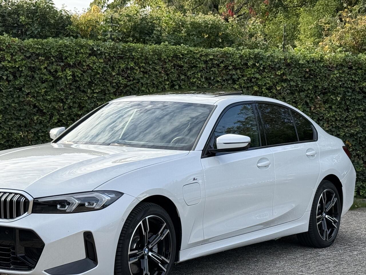 BMW 3-SERIE 330e | NW Model | M-Sport | 18'' | Schuif-/Kanteldak | Camera | Elek. Trekhaak | HiFi