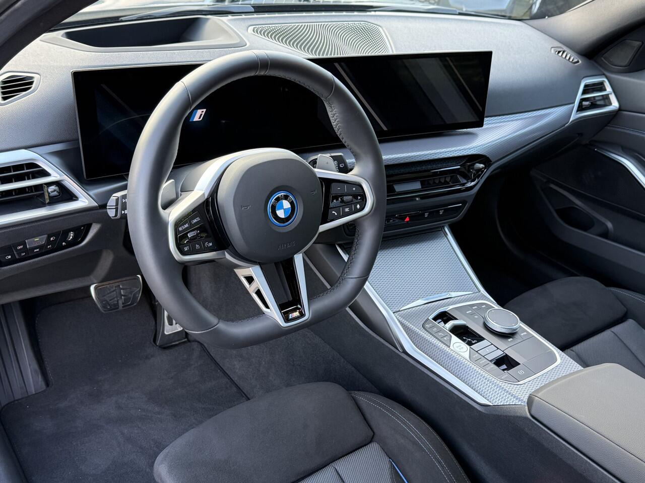 BMW 3-SERIE Touring 330e M-Sport | Panorama | Trekhaak | 19" | Driving Ass. | 360 Cam | Memory Stoel